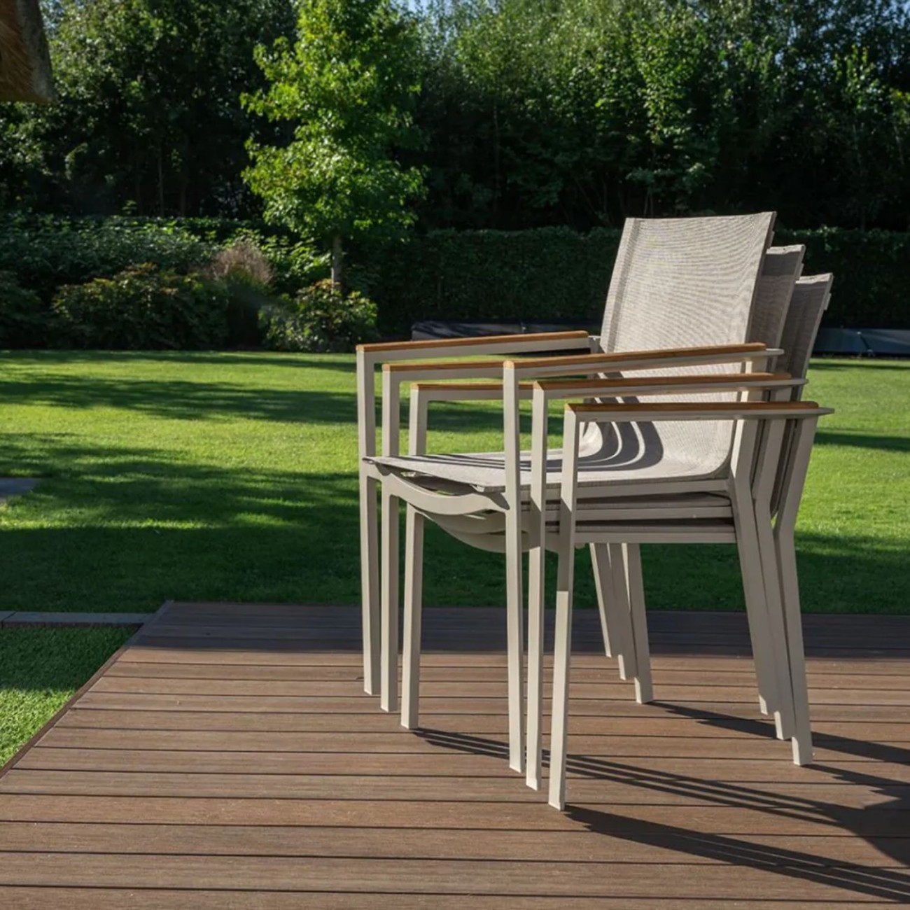 Life Outdoor Living Καρέκλα στοιβαζόμενη μπεζ/taupe με μπράτσα ξύλινα teak σειρά Soho Έπιπλα Κήπου