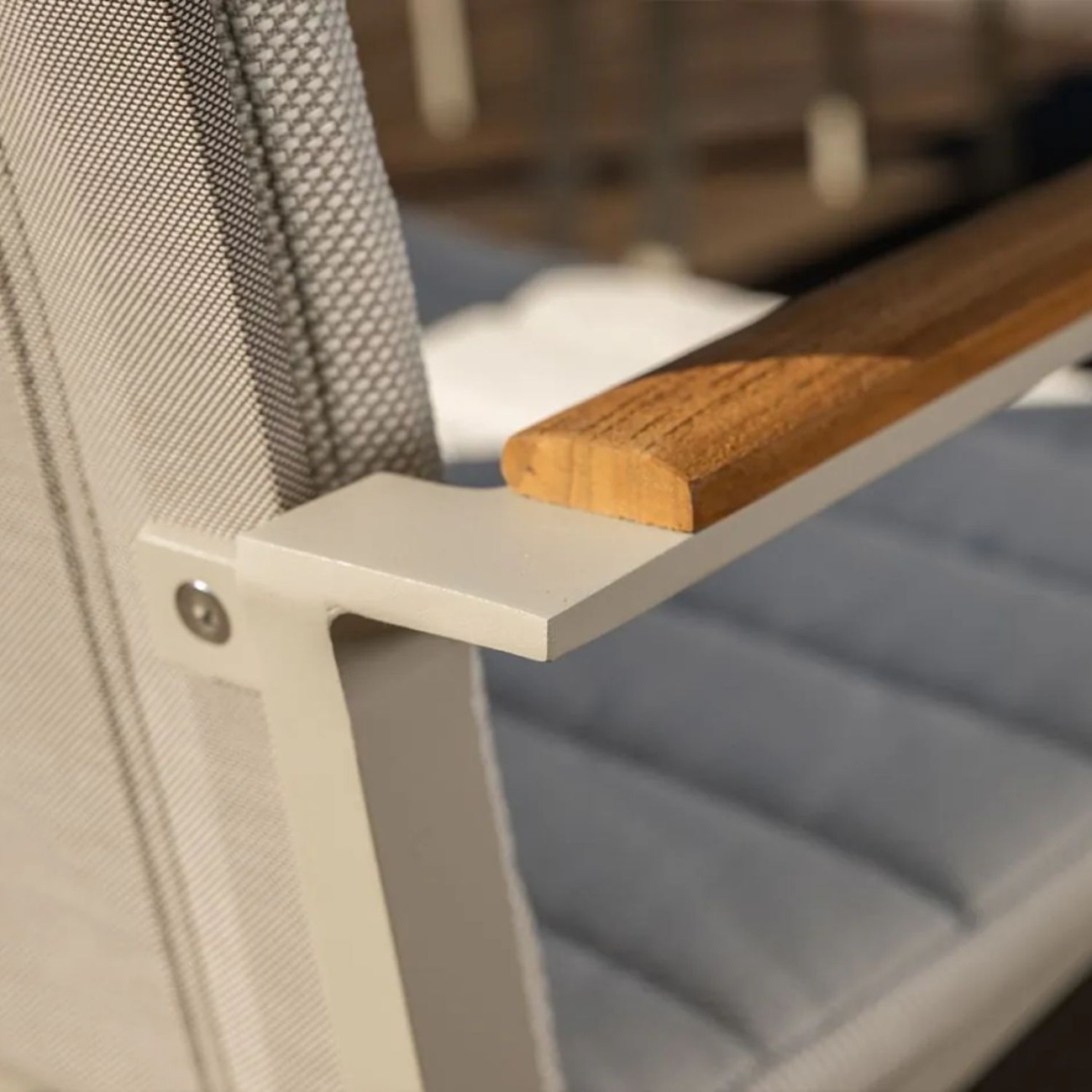 Life Outdoor Living Καρέκλα στοιβαζόμενη μπεζ/taupe με μπράτσα ξύλινα teak σειρά Soho Έπιπλα Κήπου