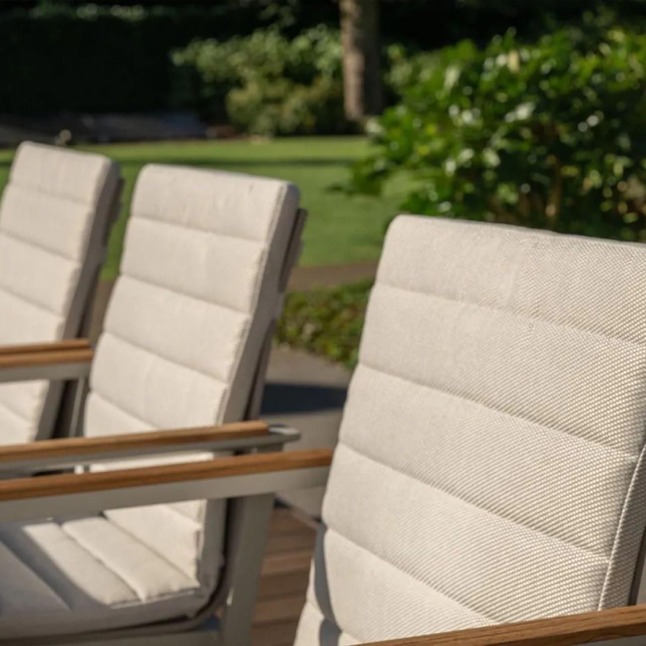Life Outdoor Living Καρέκλα στοιβαζόμενη μπεζ/taupe με μπράτσα ξύλινα teak σειρά Soho Έπιπλα Κήπου