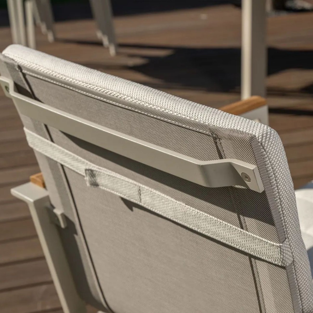 Life Outdoor Living Καρέκλα στοιβαζόμενη μπεζ/taupe με μπράτσα ξύλινα teak σειρά Soho Έπιπλα Κήπου
