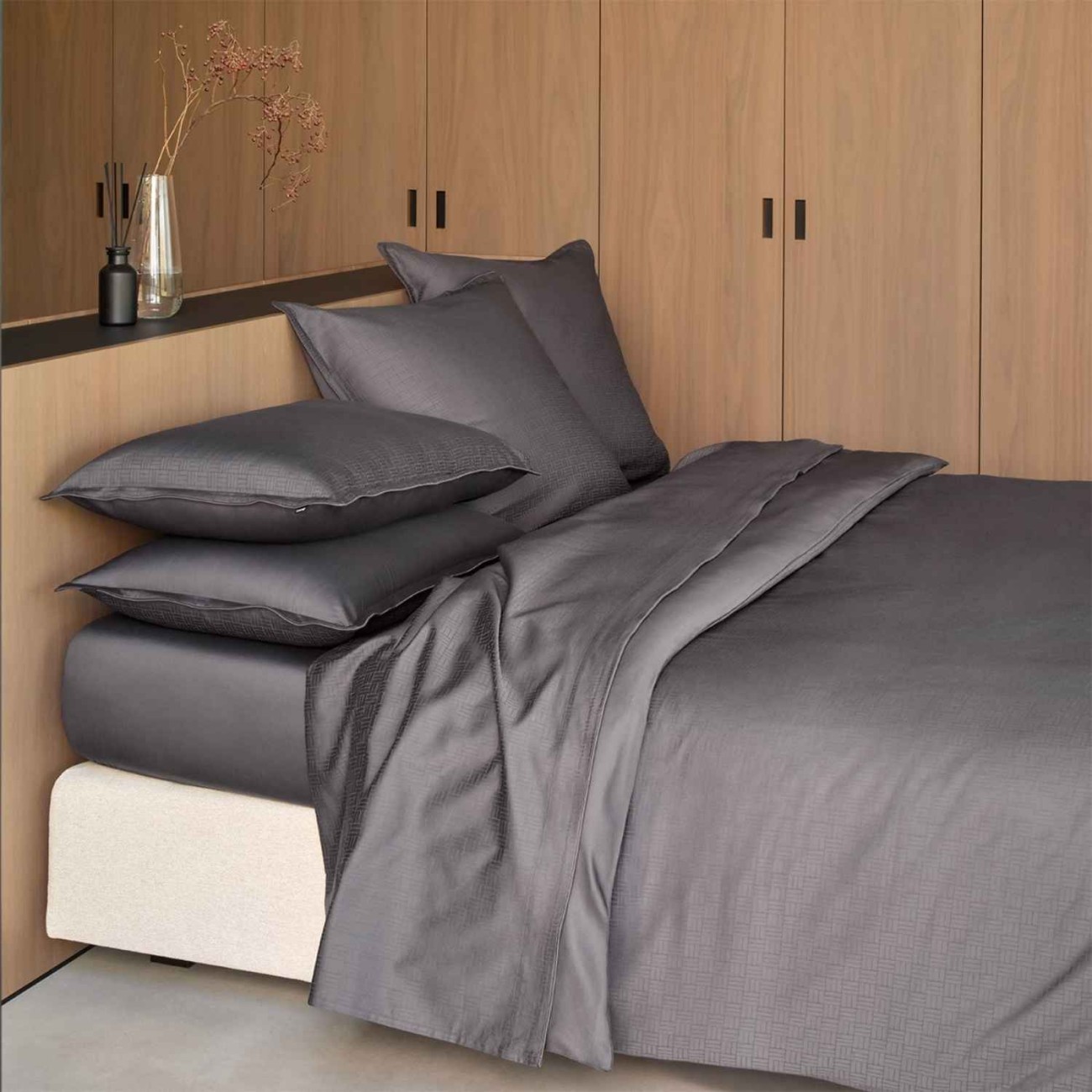 Hugo Boss Σετ σεντόνια 240x300εκ./270x300εκ. & 2 μαξιλαροθήκες 50x75εκ. Ανθρακί σειρά Lattice Σεντόνια