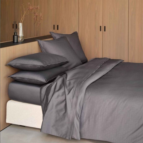 Hugo Boss Σετ σεντόνια 240x300εκ./270x300εκ. & 2 μαξιλαροθήκες 50x75εκ. Ανθρακί σειρά Lattice
Hugo Boss Σετ σεντόνια 240x300εκ./270x300εκ. & 2 μαξιλαροθήκες 50x75εκ. Ανθρακί σειρά Lattice