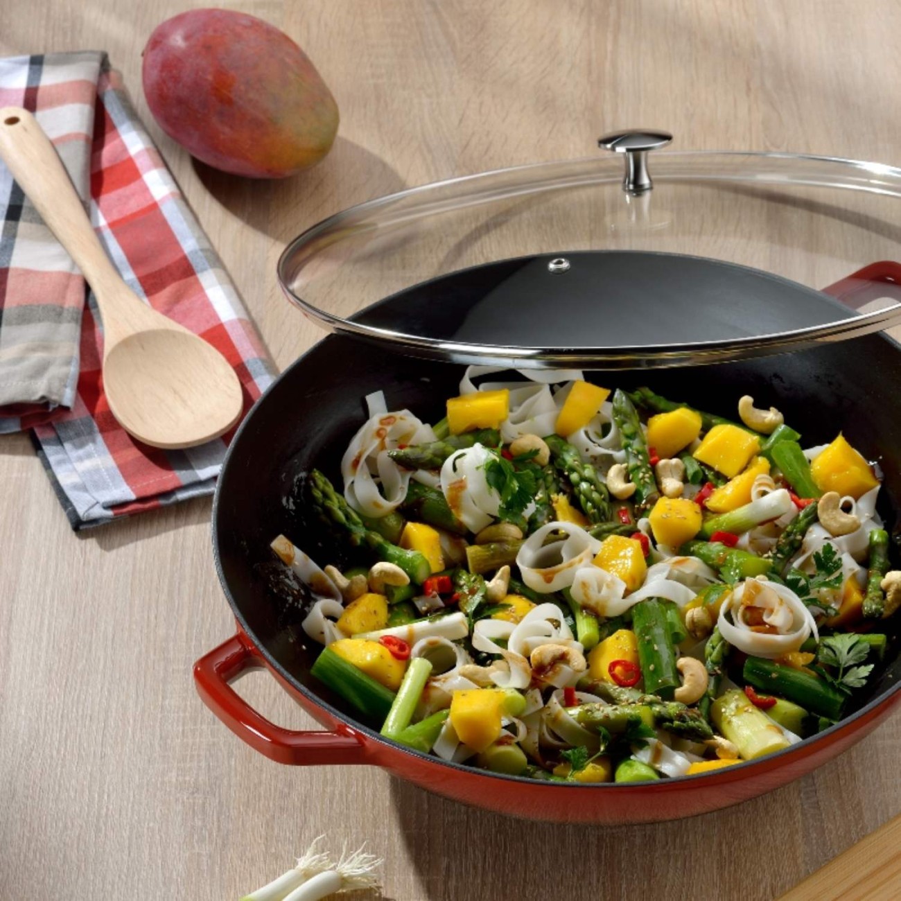 Kela Wok μαντέμι με εμαγιέ επίστρωση & γυάλινο καπάκι Φ36x17cm/4lt κόκκινο σειρά Calido Τηγάνια/Wok