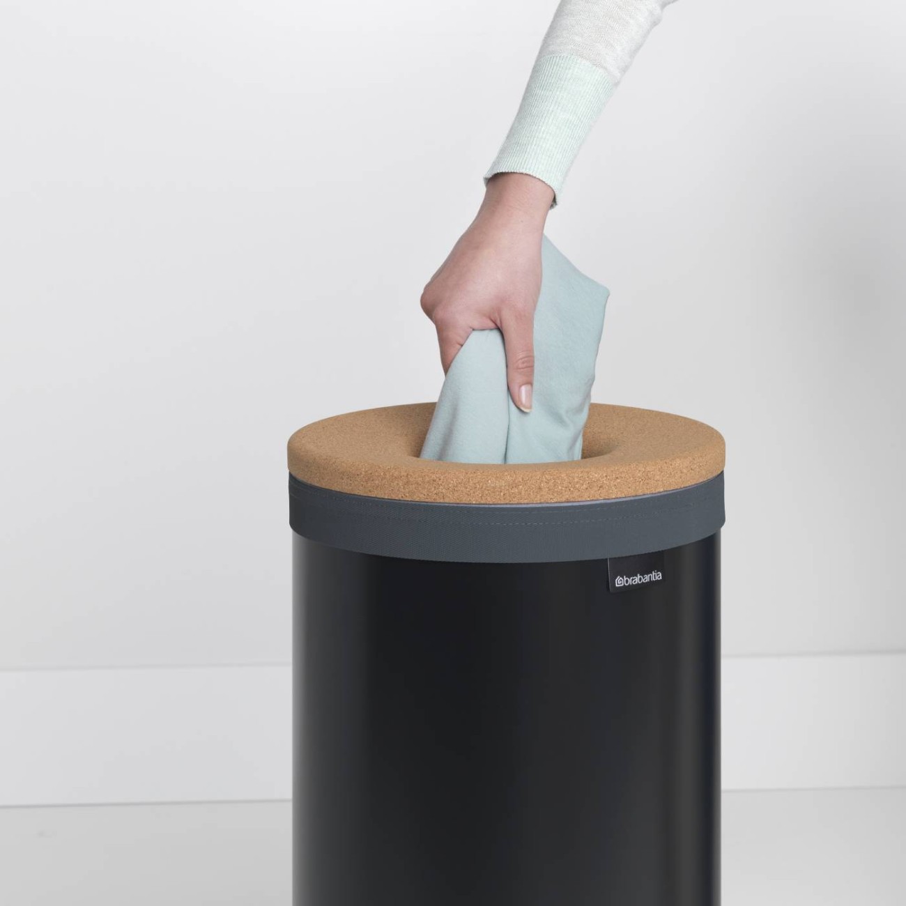 Brabantia Δοχείο για άπλυτα 35lt Matt Black με καπάκι σειρά Cork Κάδοι απλύτων