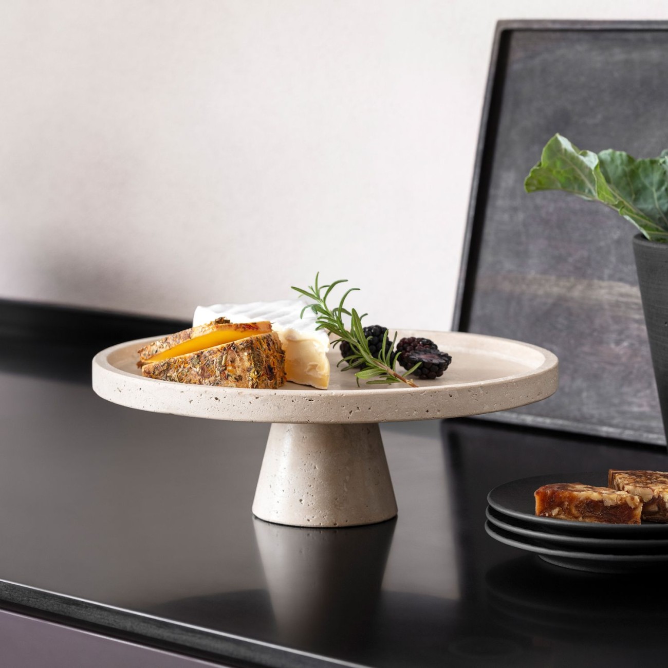 Villeroy & Boch Πιατέλλα στρογγυλή με πόδι 28 εκ. Stoneware σειρά Manufacture Travertine Αξεσουάρ Σερβιρίσματος