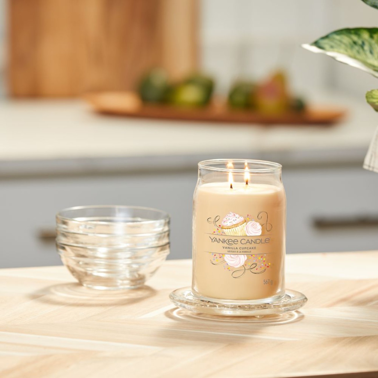 Yankee Candle Αρωματικό Κερί Signature σε Γυάλινο Δοχείο Large σειρά Vanilla cupcake
 Γυάλινα δοχεία Yankee Candle
