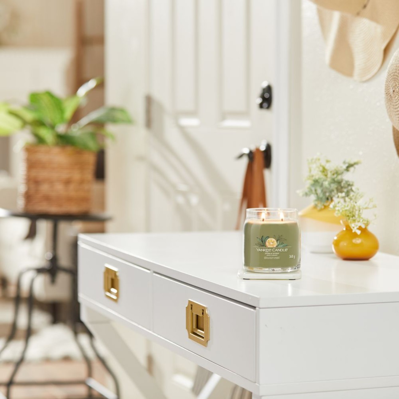 Yankee Candle Αρωματικό Κερί Signature σε Γυάλινο Δοχείο Medium σειρά Sage & citrus
 Γυάλινα δοχεία Yankee Candle