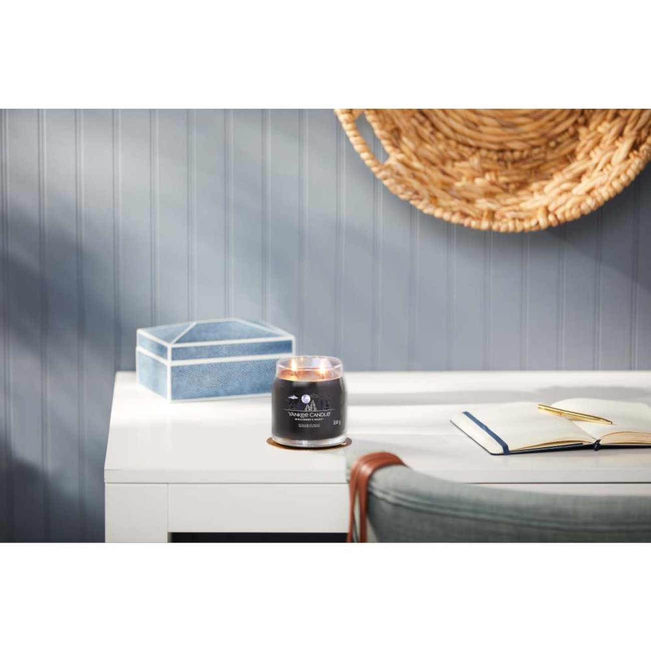 Yankee Candle Αρωματικό Κερί Signature σε Γυάλινο Δοχείο Medium σειρά Midsummer's night
 Γυάλινα δοχεία Yankee Candle