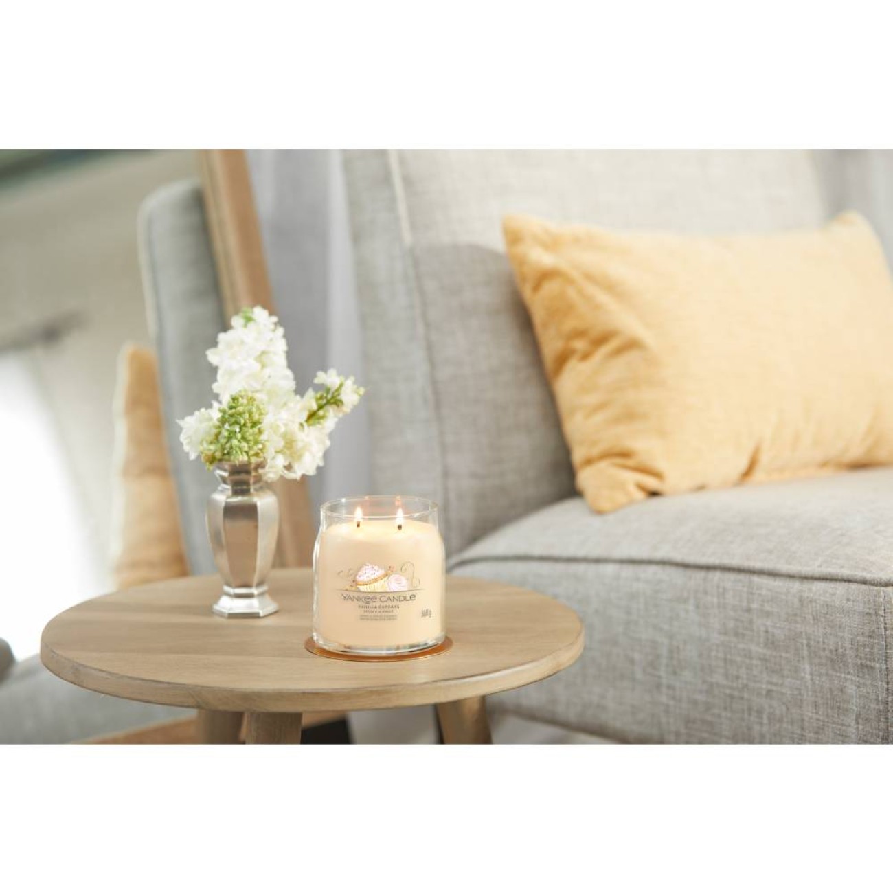 Yankee Candle Αρωματικό Κερί Signature σε Γυάλινο Δοχείο Medium σειρά Vanilla Cupcake Γυάλινα δοχεία Yankee Candle