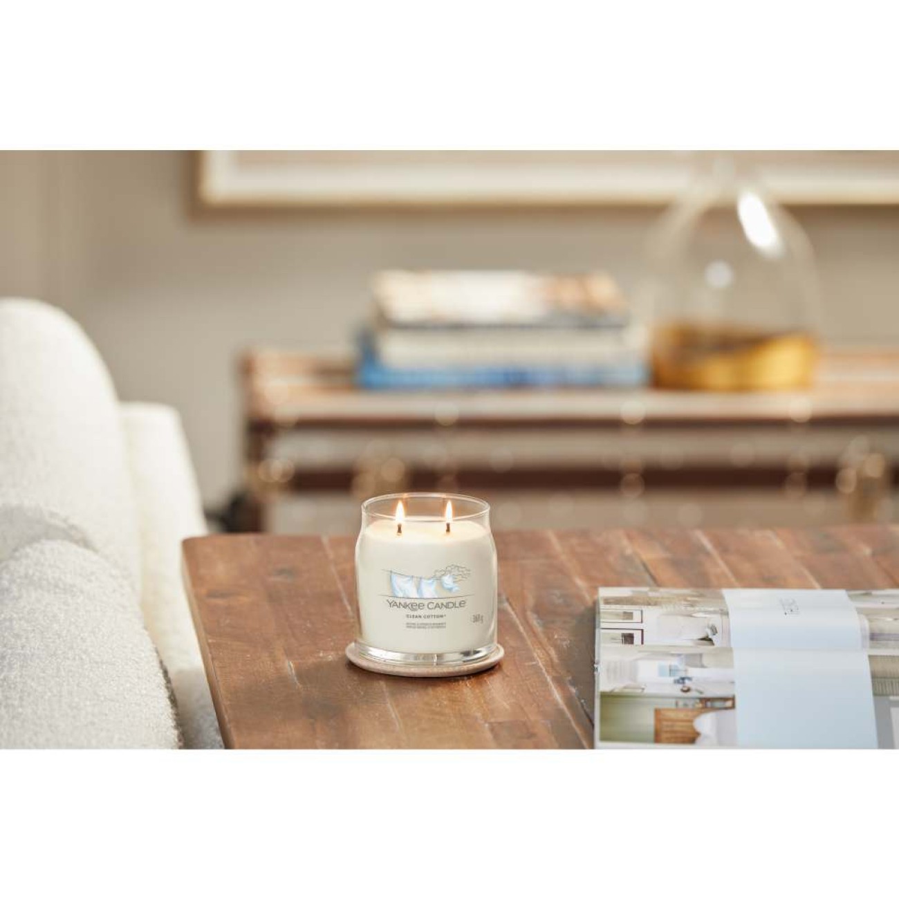 Yankee Candle Αρωματικό Κερί Signature σε Γυάλινο Δοχείο Medium σειρά Clean Cotton
 Γυάλινα δοχεία Yankee Candle