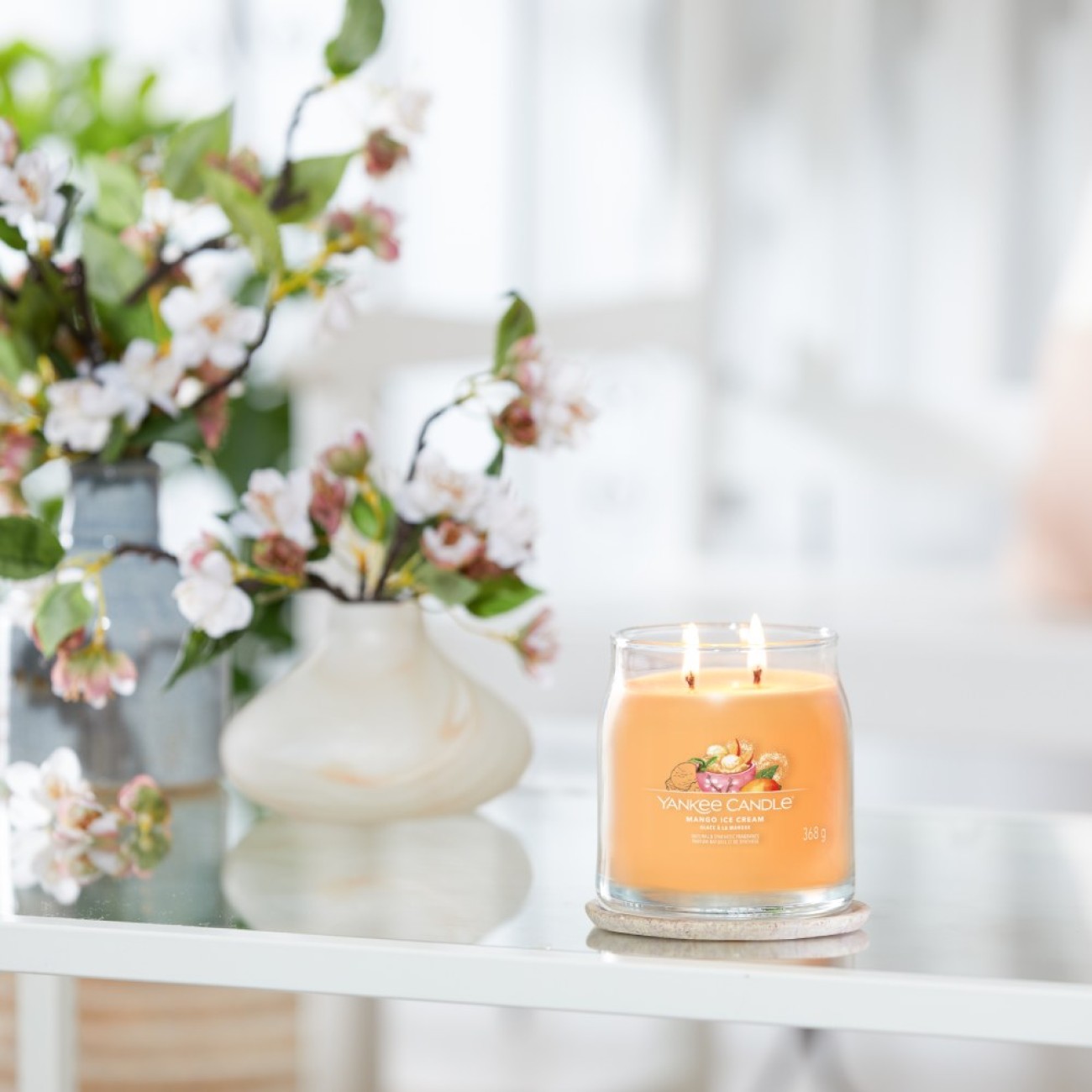 Yankee Candle Αρωματικό Κερί Signature σε Γυάλινο Δοχείο Medium σειρά Mango Ice cream 
 Γυάλινα δοχεία Yankee Candle