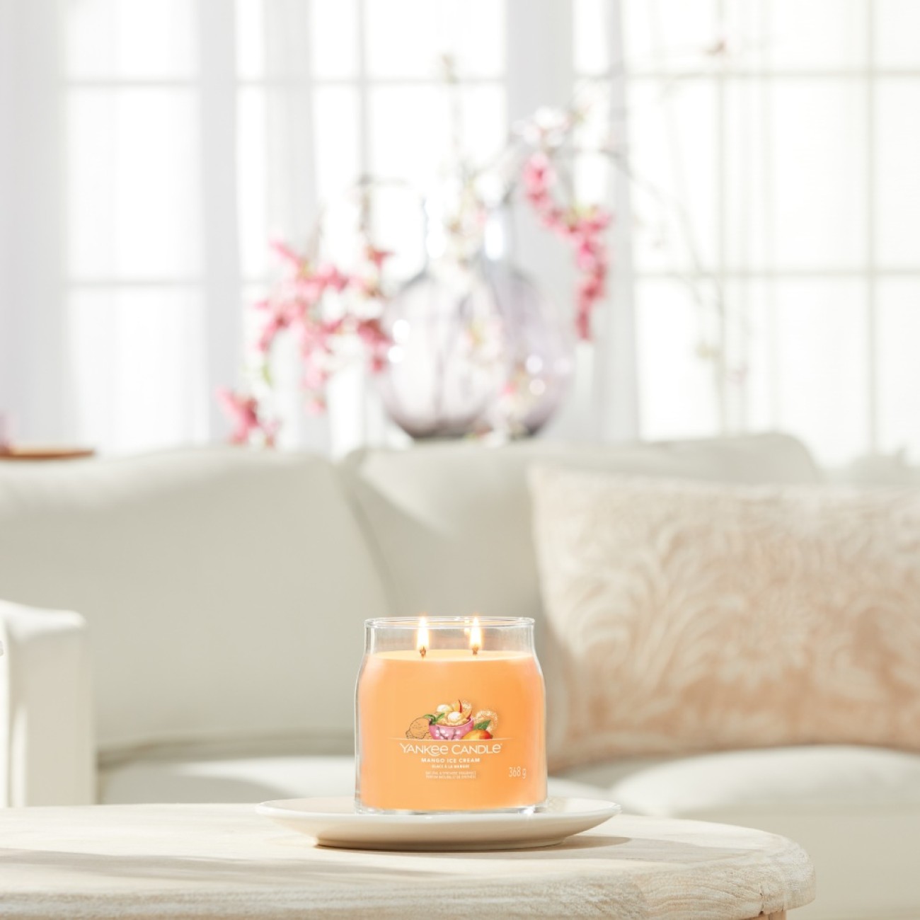 Yankee Candle Αρωματικό Κερί Signature σε Γυάλινο Δοχείο Medium σειρά Mango Ice cream 
 Γυάλινα δοχεία Yankee Candle