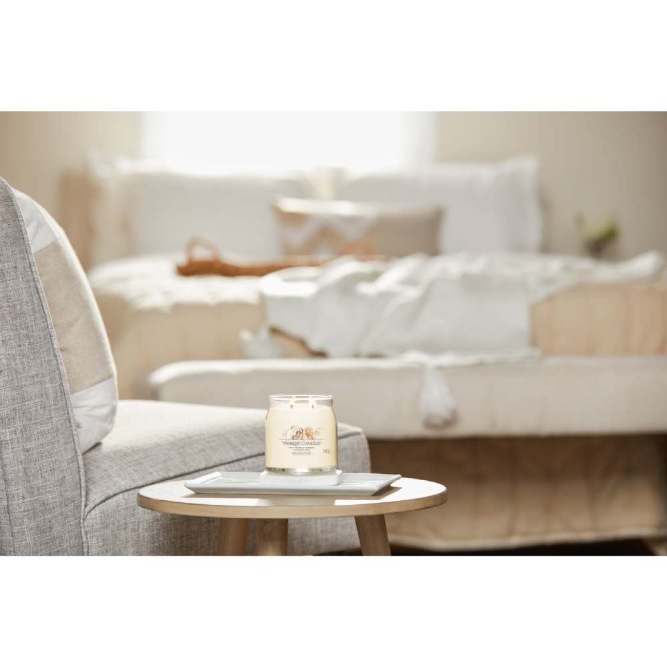 Yankee Candle Αρωματικό Κερί Signature σε Γυάλινο Δοχείο Medium σειρά Soft Wool & Amber
 Γυάλινα δοχεία Yankee Candle