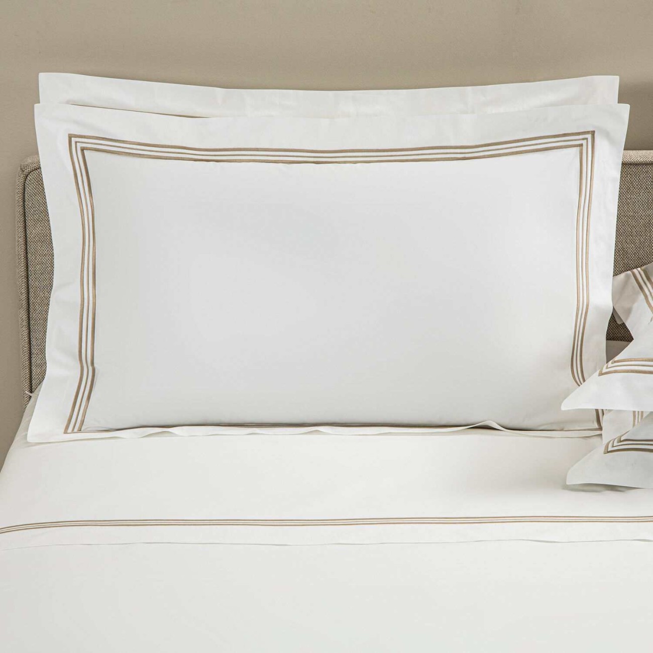 Frette Μαξιλαροθήκη 51Χ71εκ. χρώμα λευκό/savage beige 100% βαμβάκι σειρά Triplo Popeline   Μαξιλαροθήκες