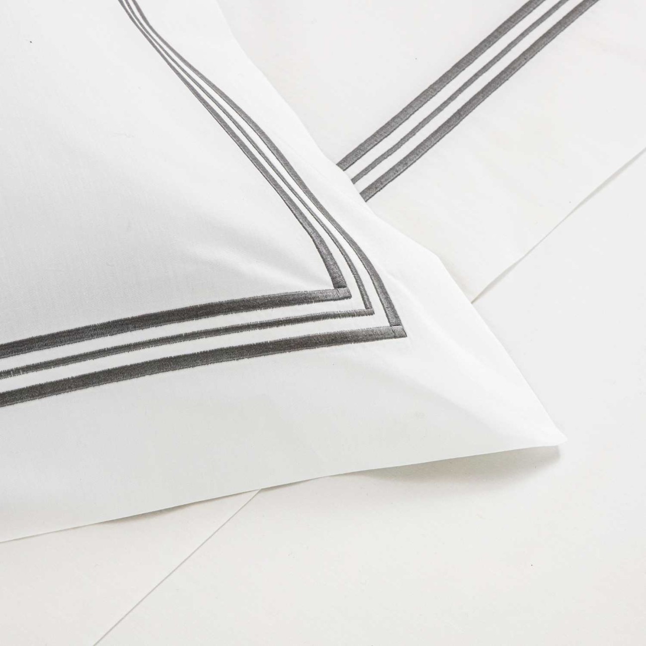Frette Μαξιλαροθήκη 51Χ81εκ. χρώμα λευκό/γκρι 100% βαμβάκι σειρά Triplo Popeline   