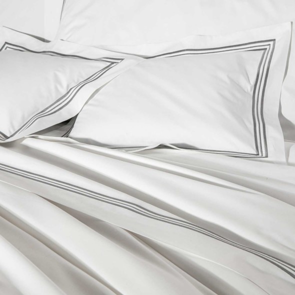 Frette Σετ σεντόνια 270Χ320εκ. με 2 μαξιλαροθήκες 51Χ71εκ. χρώμα λευκό/γκρι , 100% βαμβάκι σειρά Triplo Popeline
Frette Σετ σεντόνια 270Χ320εκ. με 2 μαξιλαροθήκες 51Χ71εκ. χρώμα λευκό/γκρι , 100% βαμβάκι σειρά Triplo Popeline