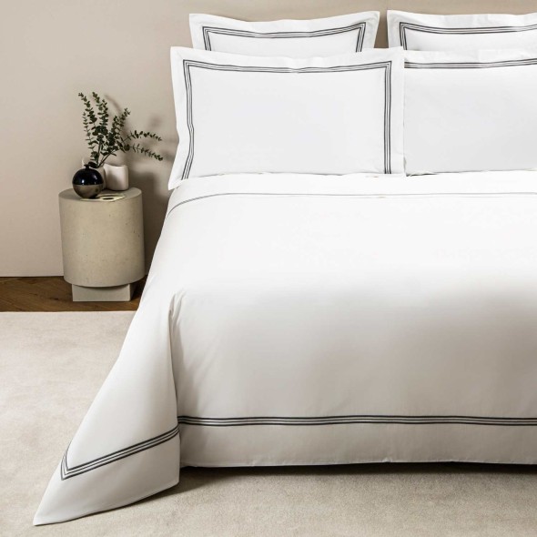 Frette Παπλωματοθήκη 240Χ220εκ. χρώμα λευκό/γκρι 100% βαμβάκι σειρά Triplo Popeline
Frette Παπλωματοθήκη 240Χ220εκ. χρώμα λευκό/γκρι 100% βαμβάκι σειρά Triplo Popeline