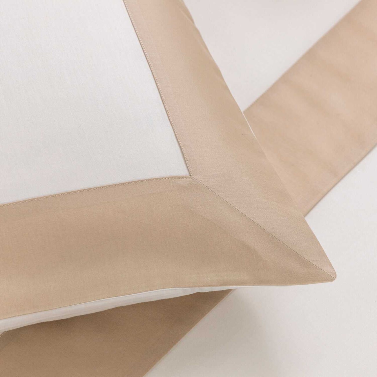 Frette Μαξιλαροθήκη 51Χ71εκ. χρώμα milk/μπεζ ρίγα, 100% βαμβακοσατέν σειρά Bold Μαξιλαροθήκες