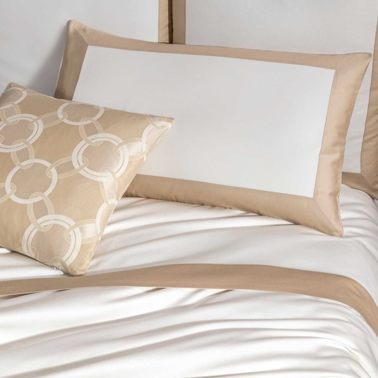 Frette Μαξιλαροθήκη 51Χ71εκ. χρώμα milk/μπεζ ρίγα, 100% βαμβακοσατέν σειρά Bold Μαξιλαροθήκες