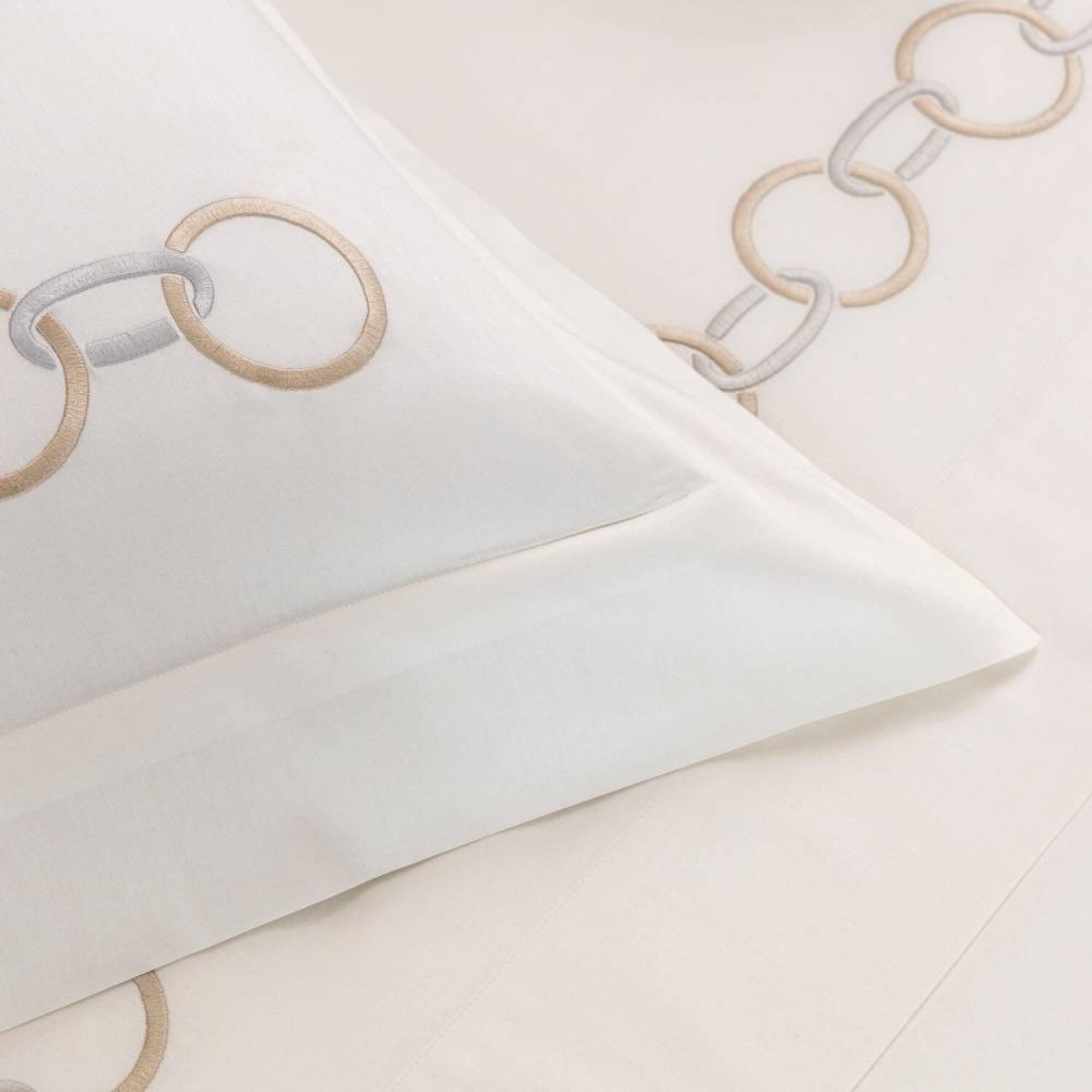 Frette  Σετ σεντόνια 270Χ320εκ. με 2 μαξιλαροθήκες 51Χ71εκ. χρώμα savage beige/cliff grey100% βαμβάκι σειρά Links Embroidered Σετ σεντόνια