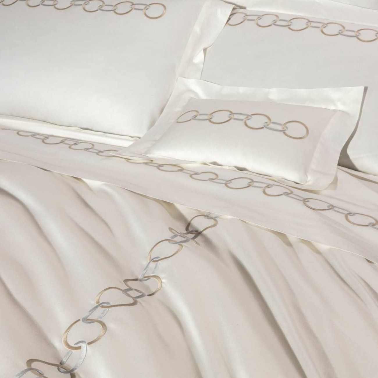 Frette  Σετ σεντόνια 270Χ320εκ. με 2 μαξιλαροθήκες 51Χ71εκ. χρώμα savage beige/cliff grey100% βαμβάκι σειρά Links Embroidered Σετ σεντόνια