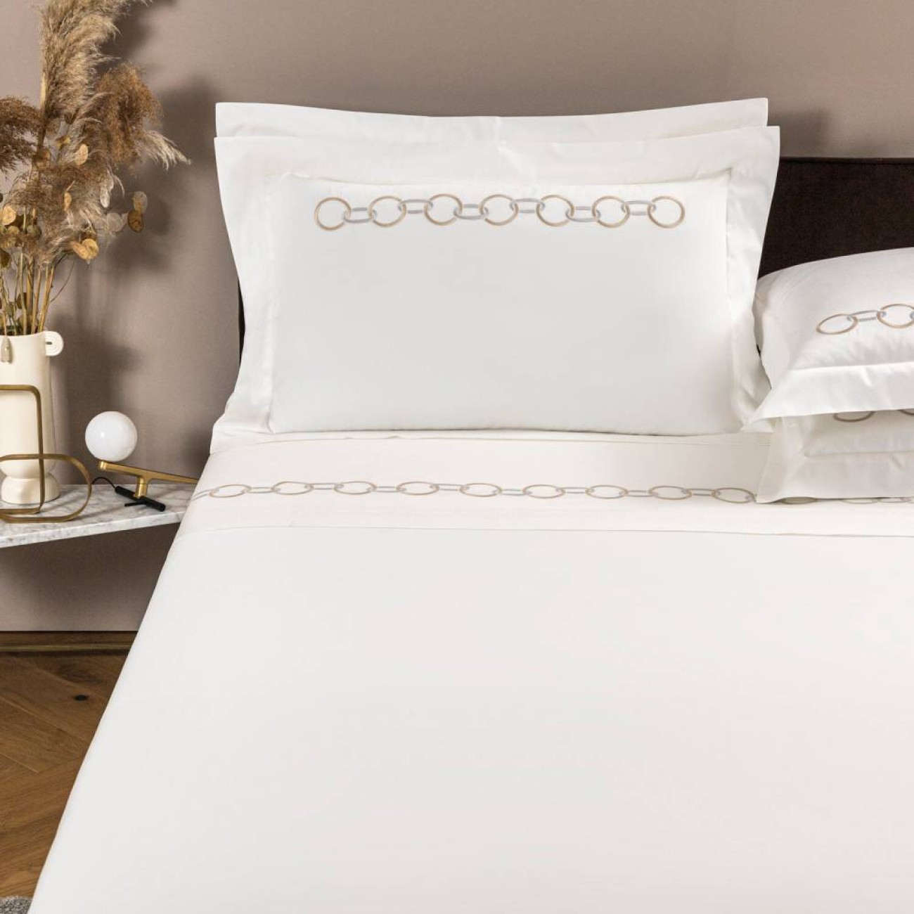 Frette  Σετ σεντόνια 270Χ320εκ. με 2 μαξιλαροθήκες 51Χ71εκ. χρώμα savage beige/cliff grey100% βαμβάκι σειρά Links Embroidered Σετ σεντόνια