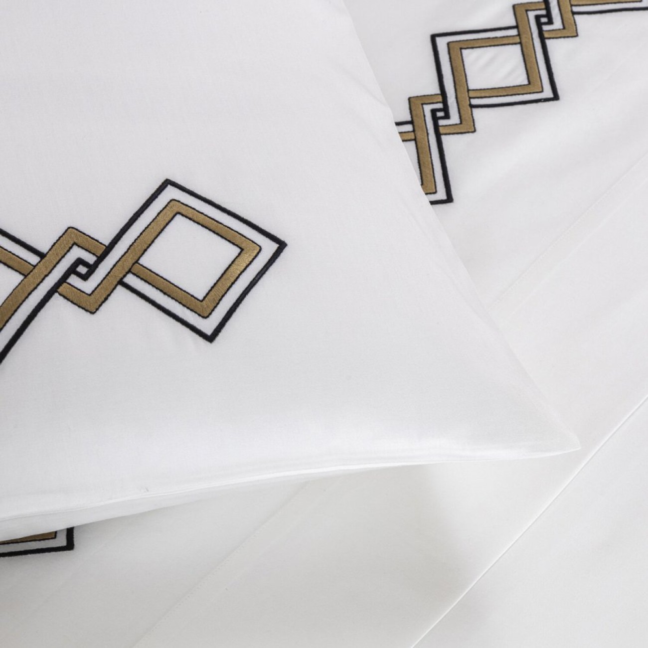 Frette Μαξιλαροθήκη 51Χ71εκ. χρώμα nero/teak, 100% βαμβακοσατέν σειρά Twist Embroidery Μαξιλαροθήκες