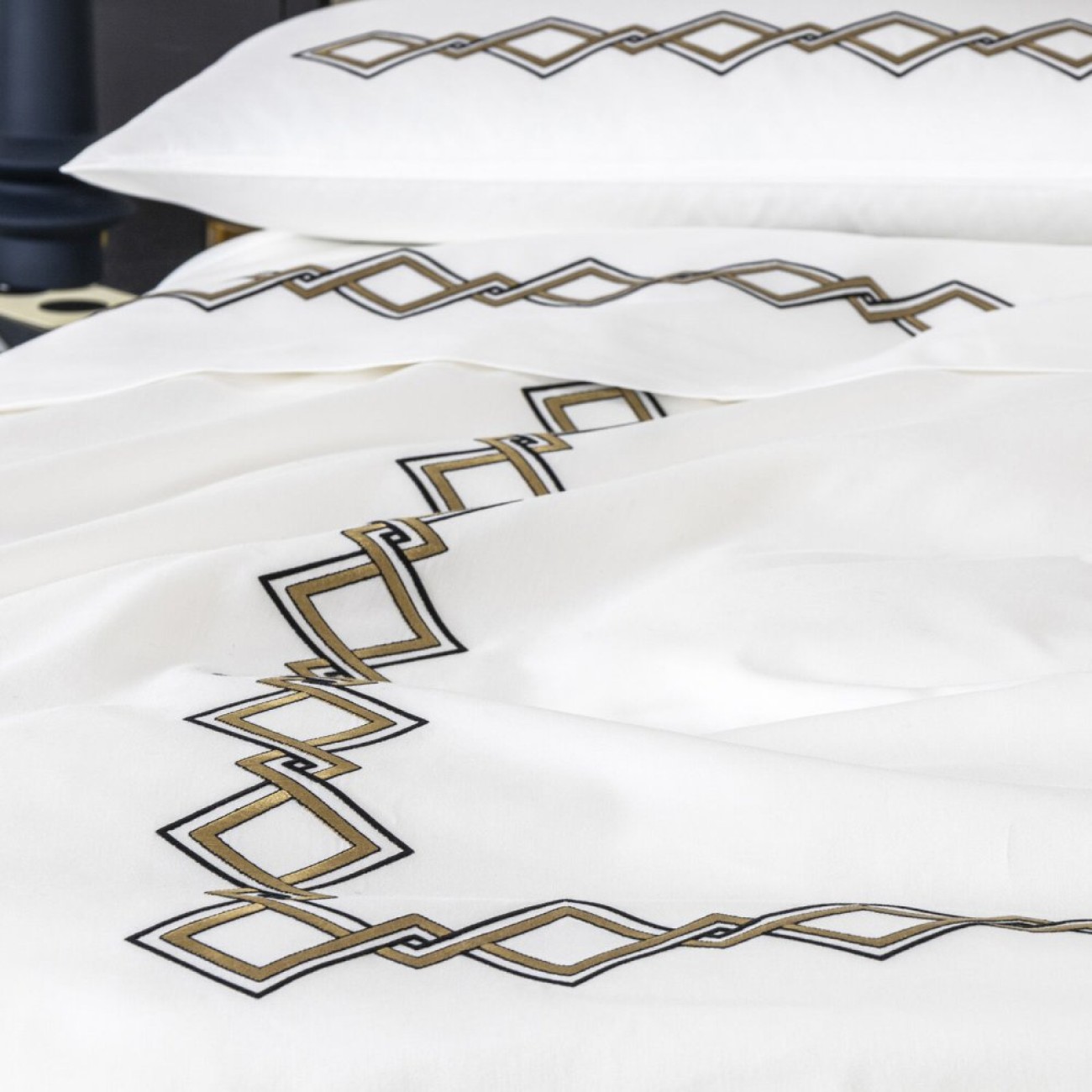 Frette Μαξιλαροθήκη 51Χ71εκ. χρώμα nero/teak, 100% βαμβακοσατέν σειρά Twist Embroidery Μαξιλαροθήκες