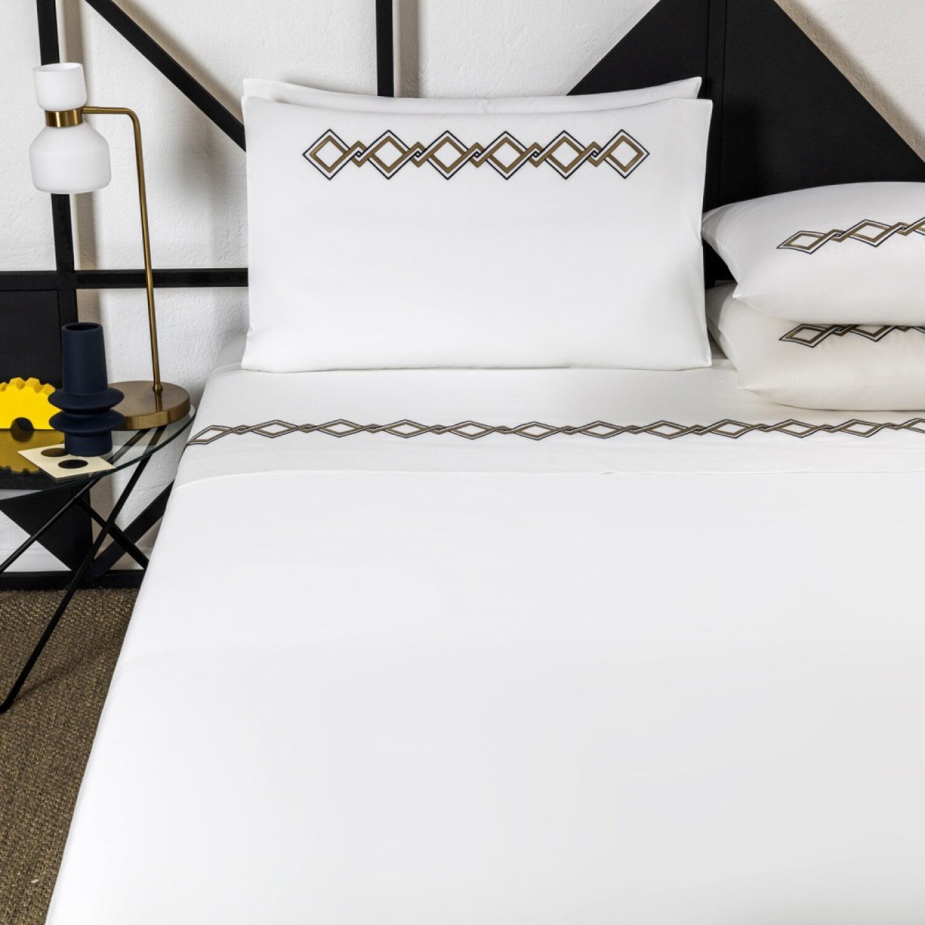 Frette Σετ σεντόνια 270Χ320εκ. με 2 μαξιλαροθήκες 51Χ71εκ. χρώμα nero/teak, 100% βαμβακοσατέν σειρά Twist Embroidery Σετ σεντόνια