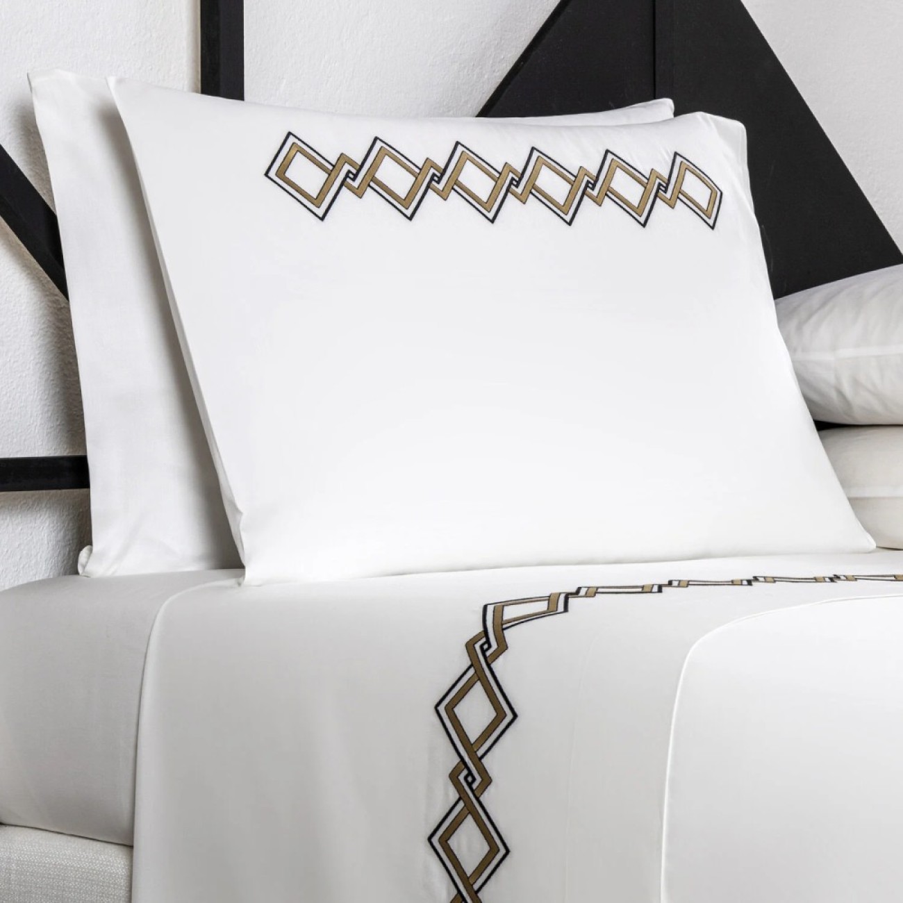 Frette Σετ σεντόνια 270Χ320εκ. με 2 μαξιλαροθήκες 51Χ71εκ. χρώμα nero/teak, 100% βαμβακοσατέν σειρά Twist Embroidery Σετ σεντόνια
