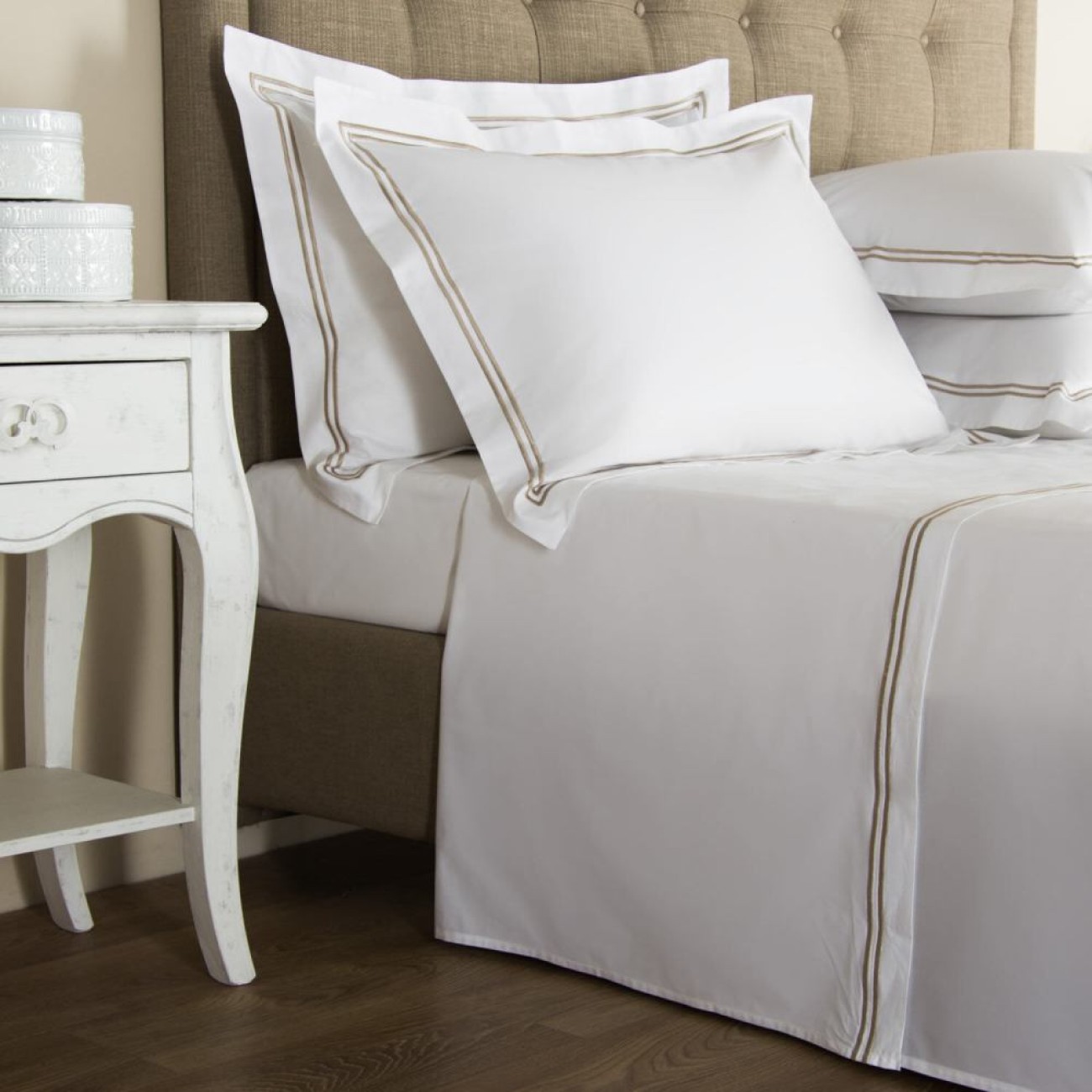 Frette Σετ σεντόνια 270Χ320εκ. με 2 μαξιλαροθήκες 51Χ71εκ. χρώμα λευκό/2 χακί ρίγες 100% βαμβάκι σειρά Hotel Classic Σετ σεντόνια