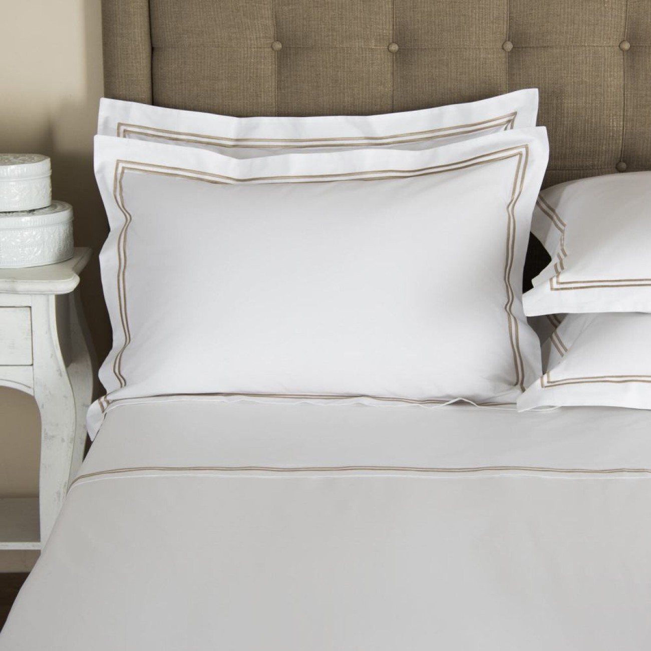 Frette Σετ σεντόνια 270Χ320εκ. με 2 μαξιλαροθήκες 51Χ71εκ. χρώμα λευκό/2 χακί ρίγες 100% βαμβάκι σειρά Hotel Classic Σετ σεντόνια