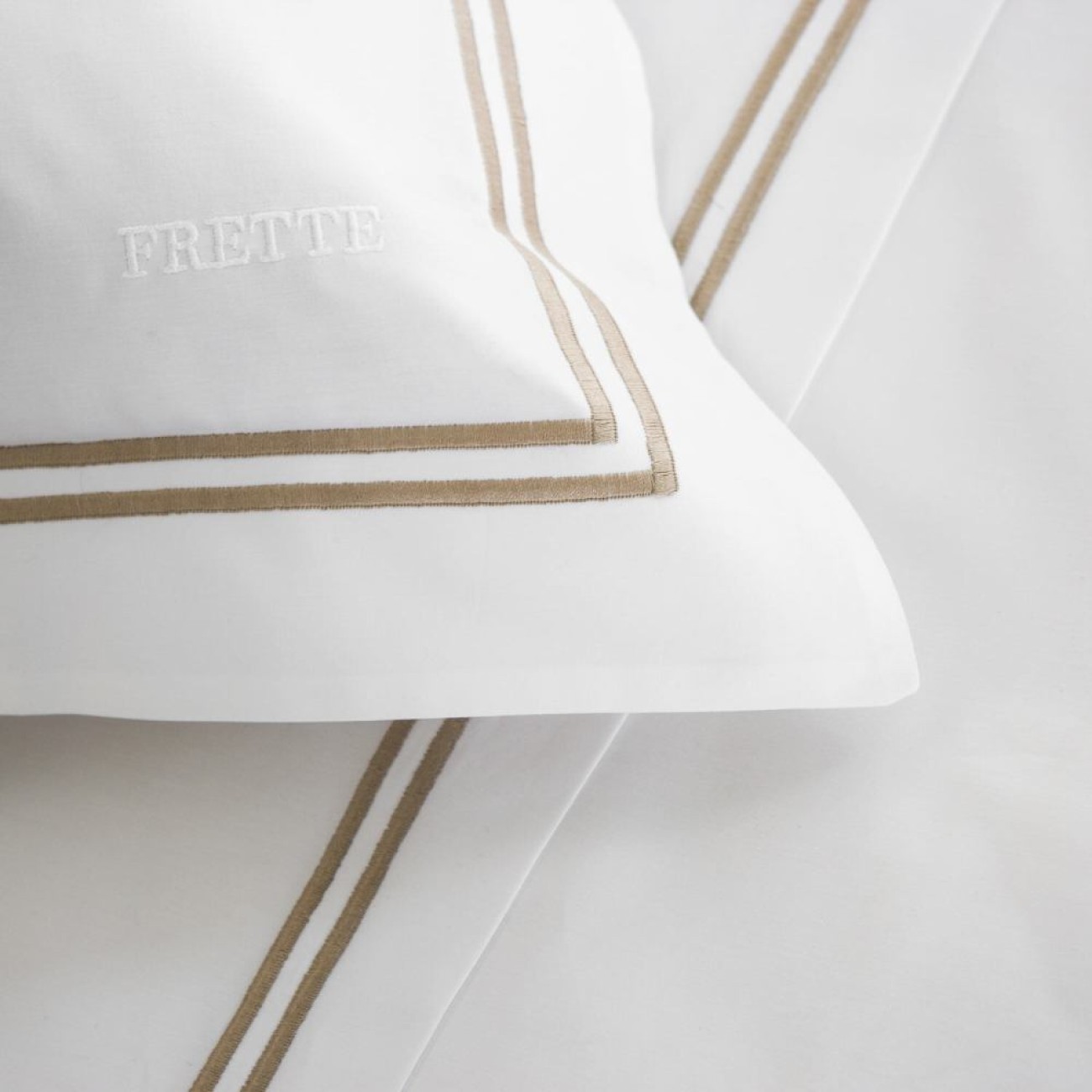 Frette Σετ σεντόνια 270Χ320εκ. με 2 μαξιλαροθήκες 51Χ71εκ. χρώμα λευκό/2 χακί ρίγες 100% βαμβάκι σειρά Hotel Classic Σετ σεντόνια