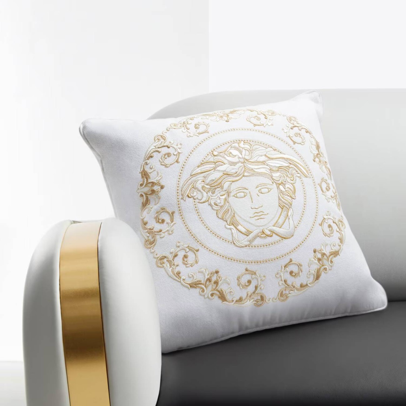Versace Μαξιλάρι 45cm λευκό/χρυσό σειρά Medusa Gala 