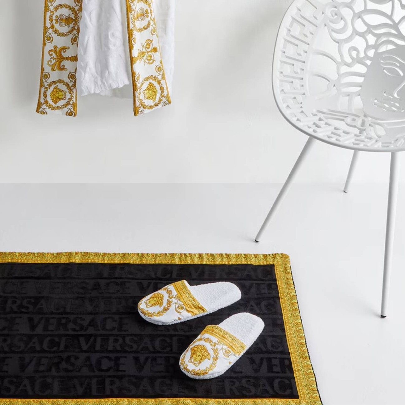 Versace Παντόφλες λευκό medium σειρά I Heart Baroque Μπουρνούζια