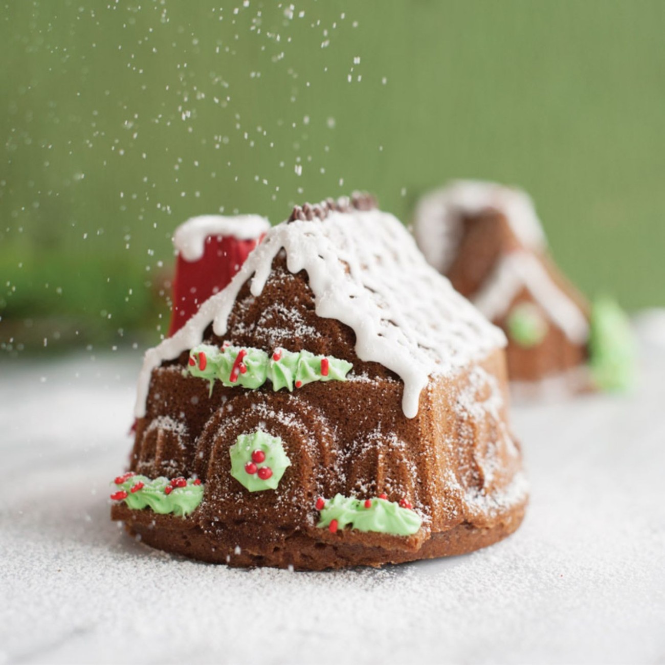 Nordic Ware Φόρμα για 2 κέικ GingerBread House 32x17x9εκ. σειρά Sparkling Silver Holiday Χριστουγεννιάτικα