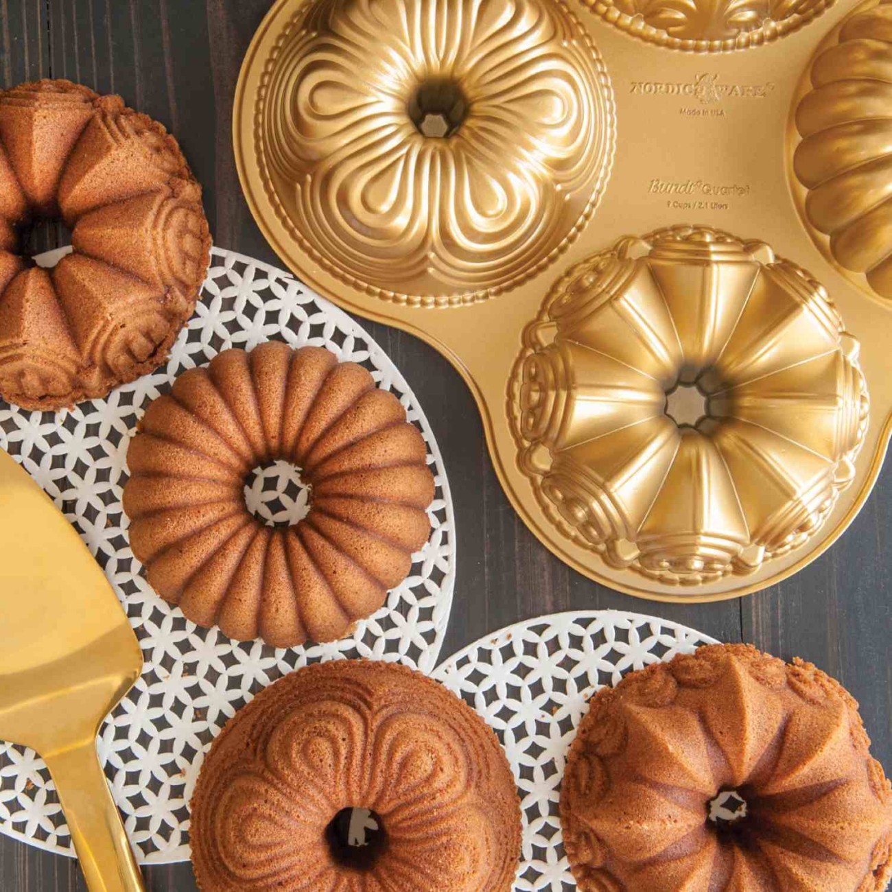 Nordic Ware Φόρμα για κέικ με τρύπα σε 4 διαφορετικά σχέδια 38x38x6εκ. σειρά Premier Gold Φόρμες Κέικ