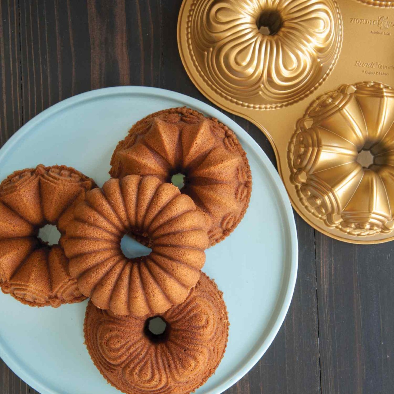 Nordic Ware Φόρμα για κέικ με τρύπα σε 4 διαφορετικά σχέδια 38x38x6εκ. σειρά Premier Gold Φόρμες Κέικ