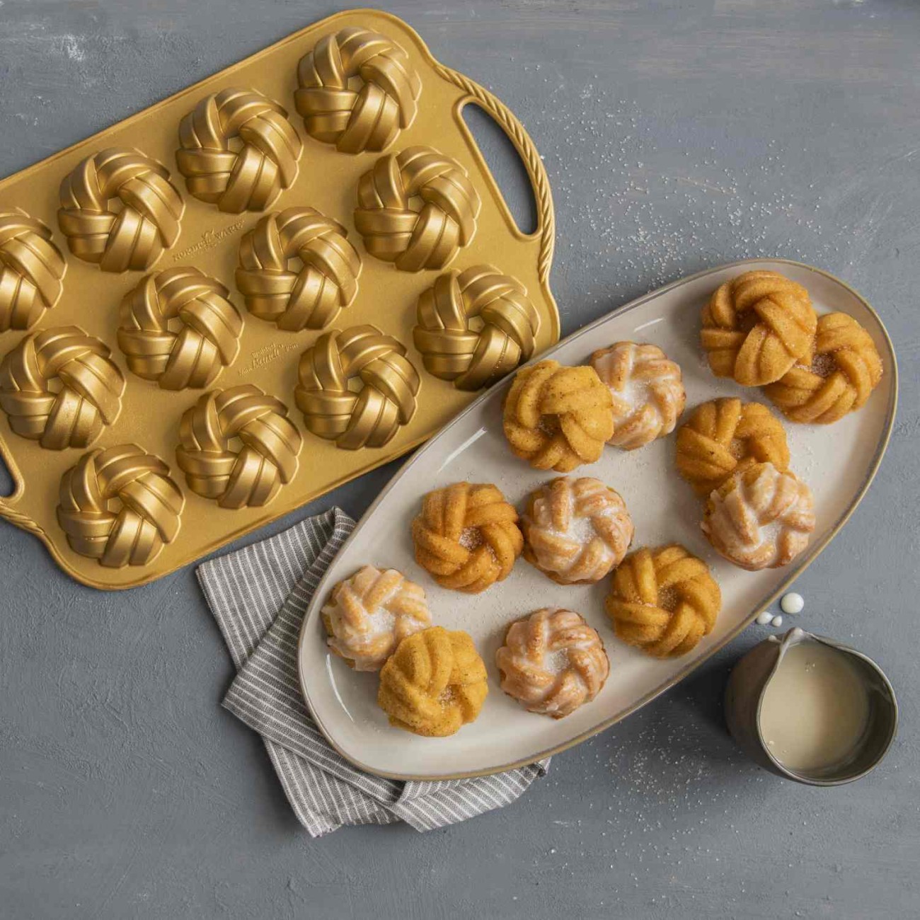 Nordic Ware Φόρμα για 12 μικρά κέικ με τρύπα σε πλεκτό σχήμα 38x25x4εκ. σειρά Premier Gold Φόρμες Κέικ