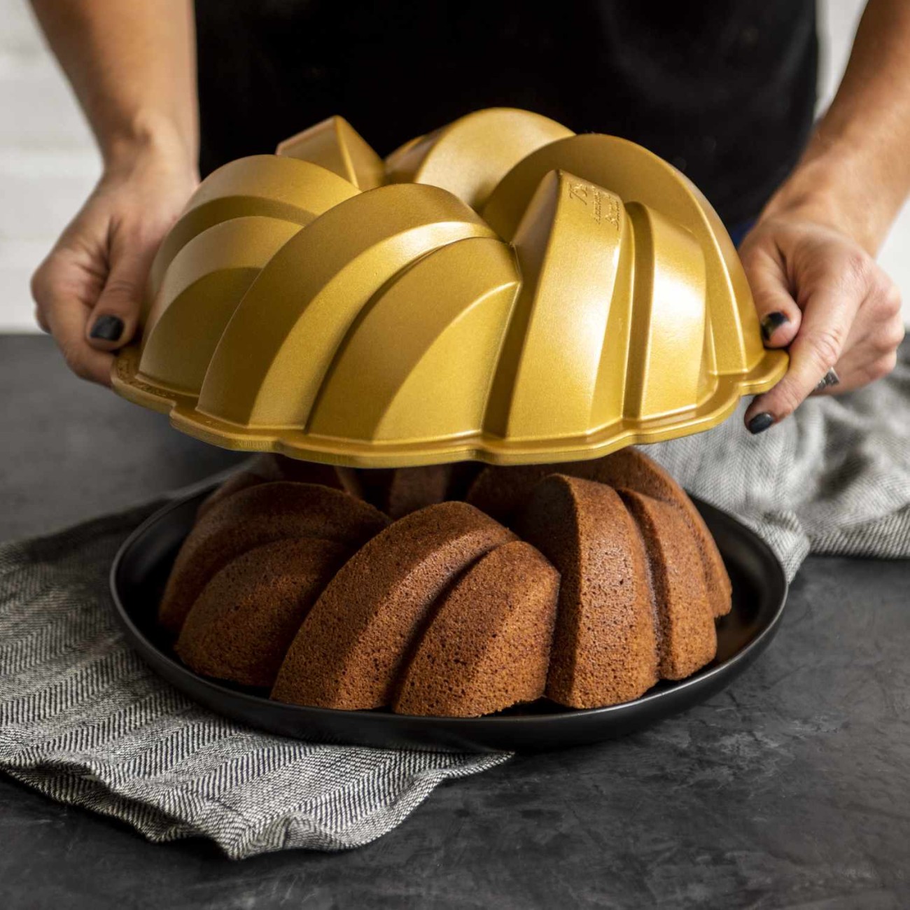 Nordic Ware Φόρμα για κέικ με τρύπα σε πλεκτό σχήμα 27,5x10,5εκ. σειρά Premier Gold Φόρμες Κέικ