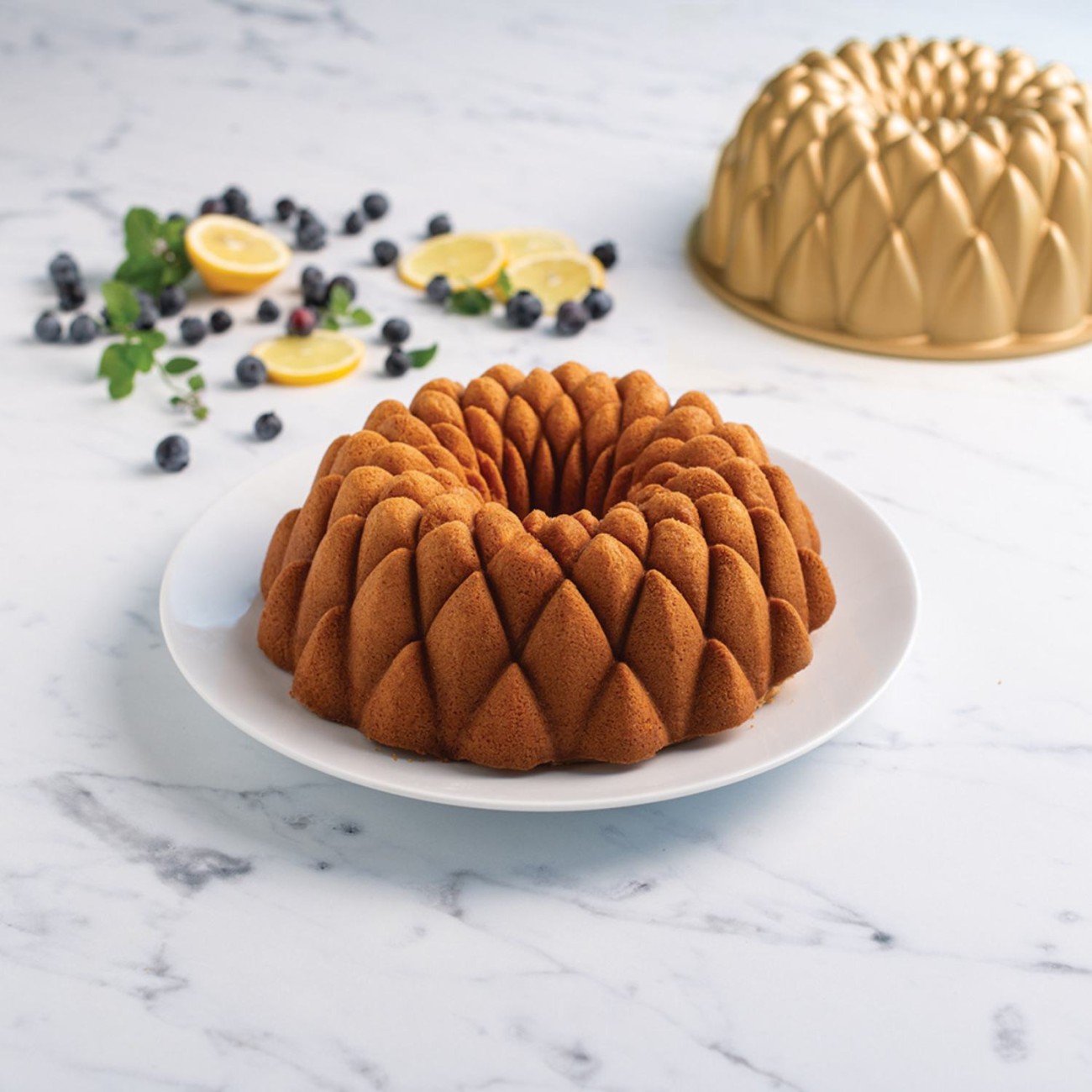 Nordic Ware Φόρμα για κέικ με τρύπα 23,6x9,5εκ. Kaleidoscope σειρά Premier Gold Φόρμες Κέικ