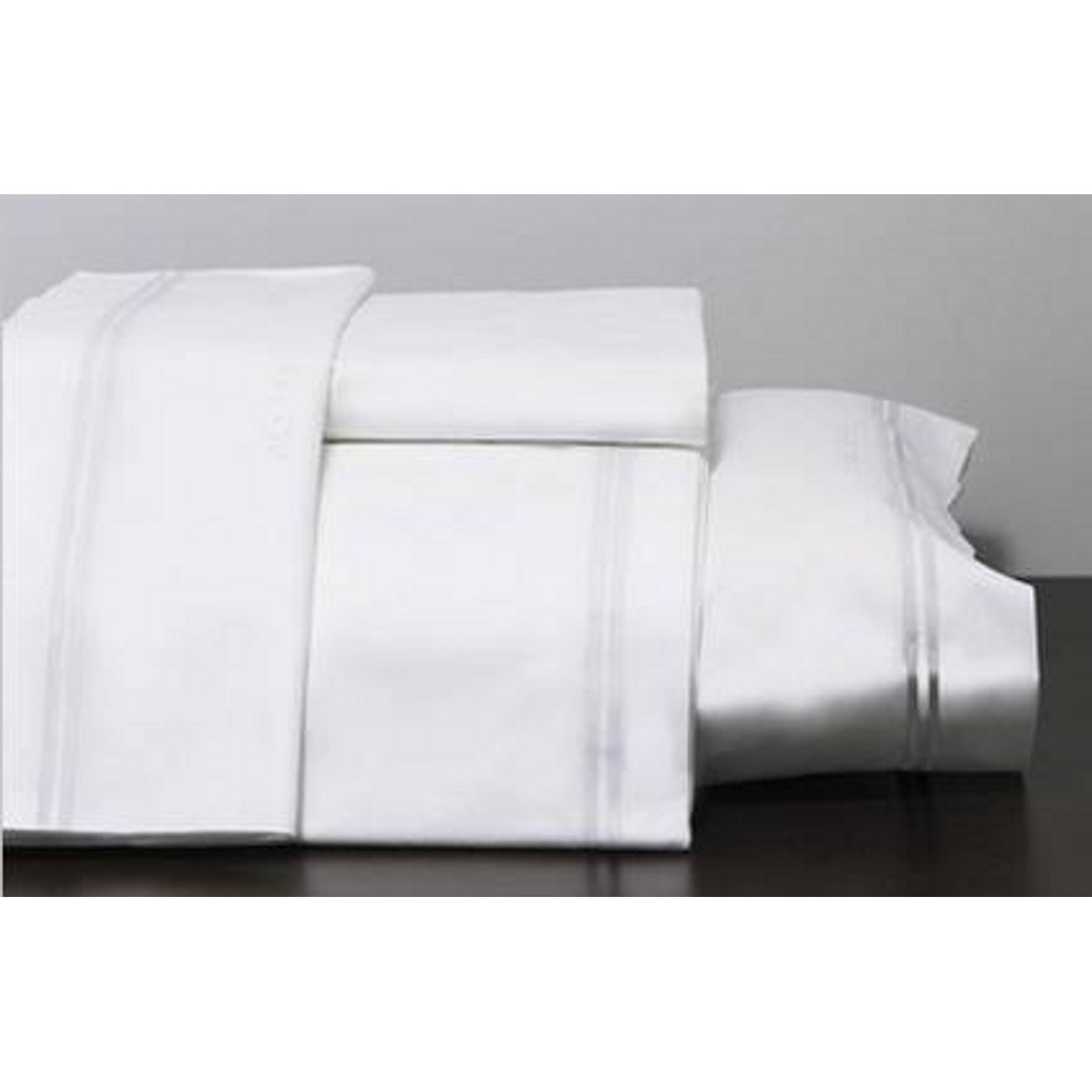 Frette  Σετ σεντόνια 270Χ320εκ. με 2 μαξιλαροθήκες 51Χ71εκ.χρώμα λευκό με 2 λευκές ρίγες,100% βαμβάκι περκάλι σειρά Hotel Classic Σετ σεντόνια