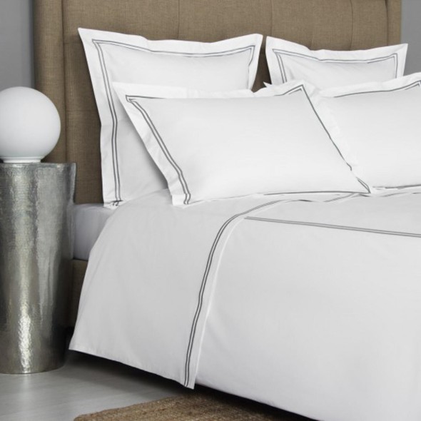 Frette Σετ σεντόνια 270Χ320εκ. με 2 μαξιλαροθήκες 51Χ71εκ.χρώμα λευκό/2 γκρι ρίγες 100% βαμβάκι περκάλι σειρά Hotel Classic Frette Σετ σεντόνια 270Χ320εκ. με 2 μαξιλαροθήκες 51Χ71εκ.χρώμα λευκό/2 γκρι ρίγες 100% βαμβάκι περκάλι σειρά Hotel Classic